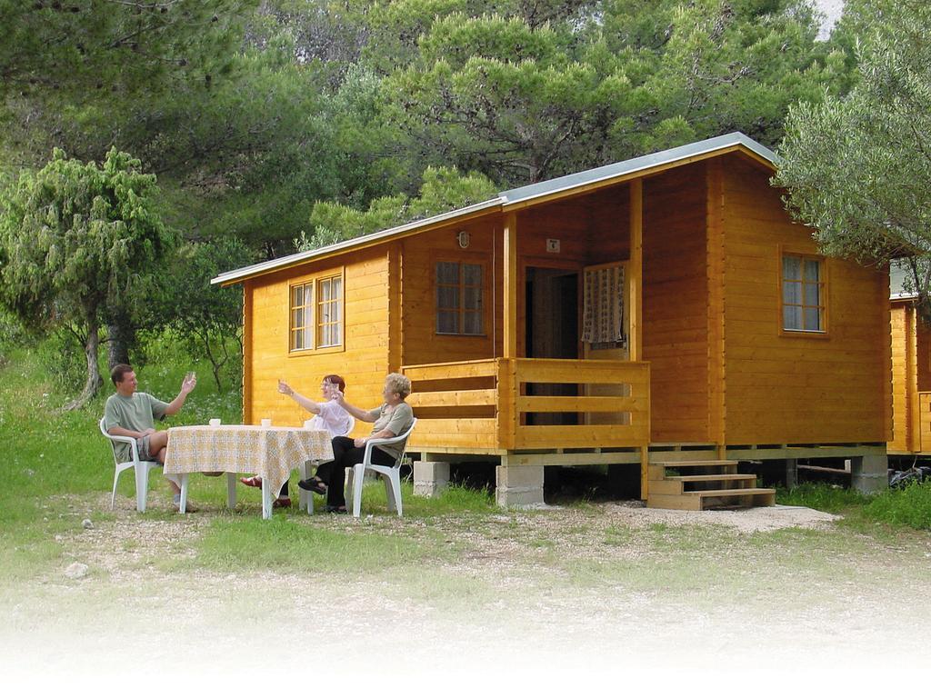 Victoria Cottage Camping Dole Blato  外观 照片